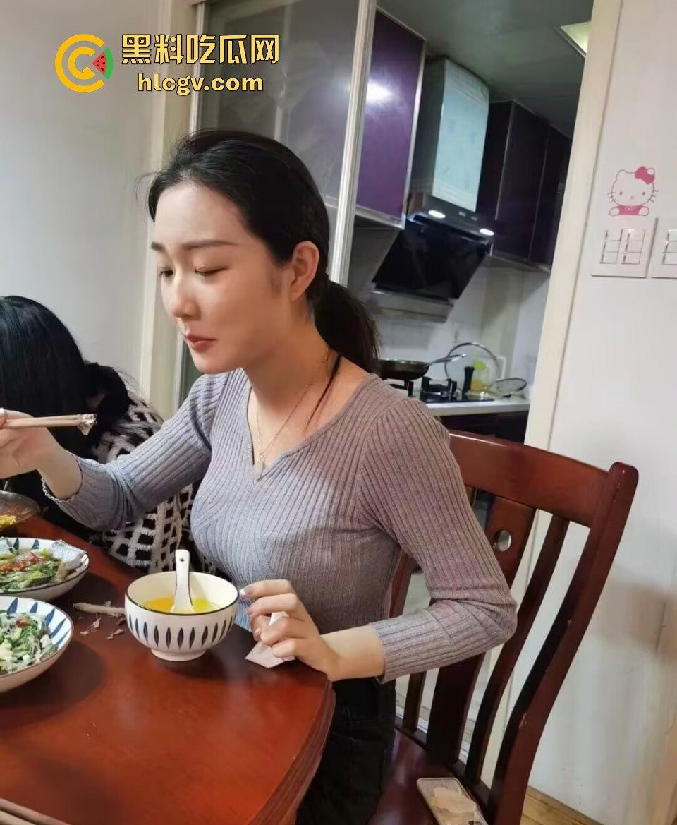 烟台大学生『王亚楠』与男友露脸性爱视频流出!男友骑身上猛进猛出把鸡巴往嘴里捣!速度快到让人看懵!-3