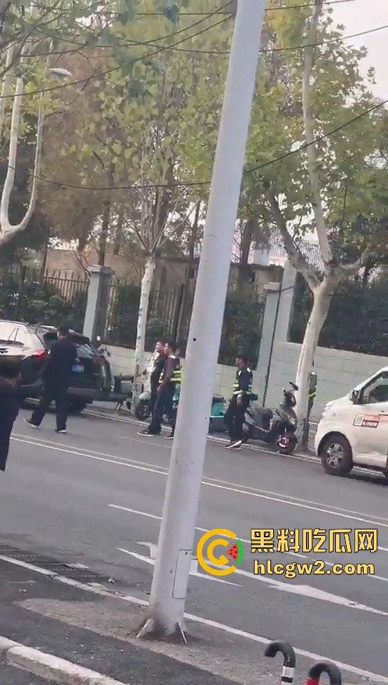 横惯了也有栽跟头的时候 合肥锦绣校区城管赶小贩 结果被小贩一刀放倒！-13