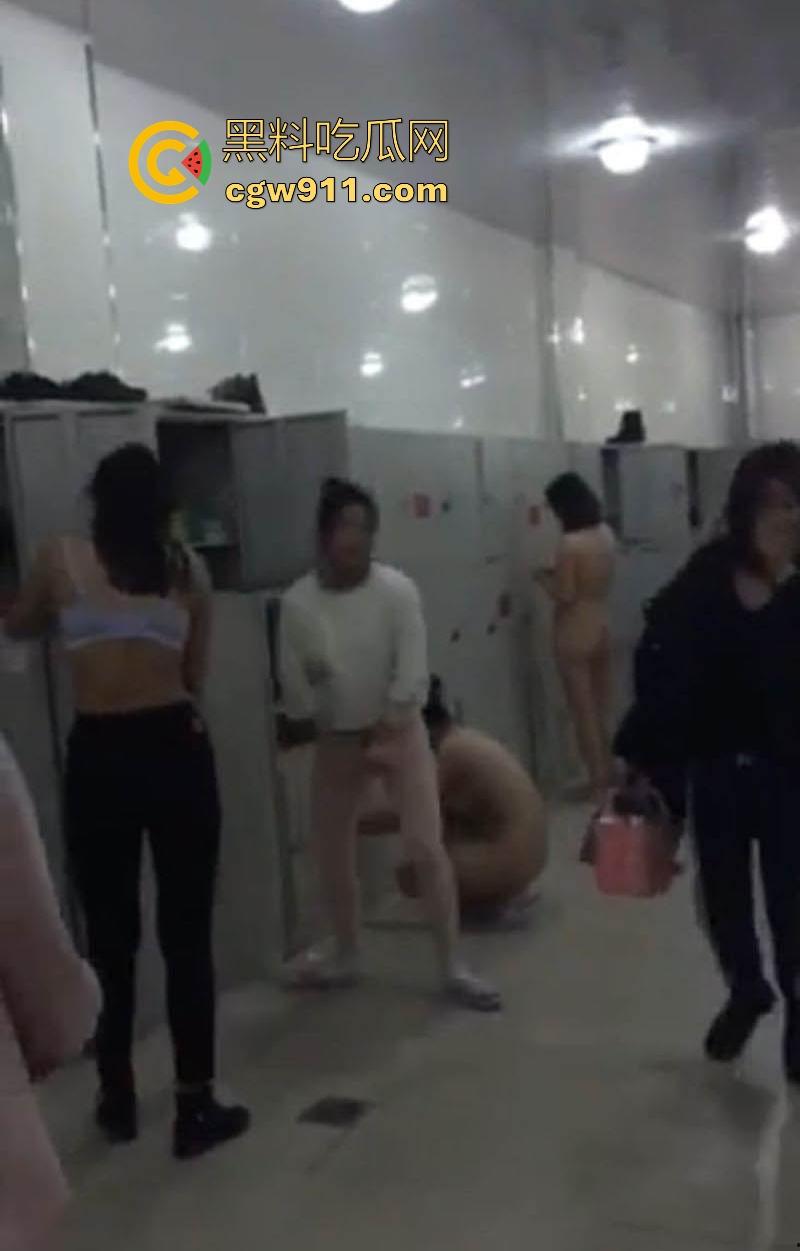 江苏大学调教女大潜入女澡堂偷拍为主人献媚，换衣间粉嫩肌肤尽收眼底，各式极品身材，曲线玲珑撩人到爆！-3