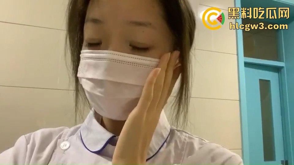 白天温柔照顾病人的天使，晚上跪地吞大肉棒化身魔鬼 贪婪吞咽大肉棒享受猛烈抽插，护士反差骚浪到极致！-12