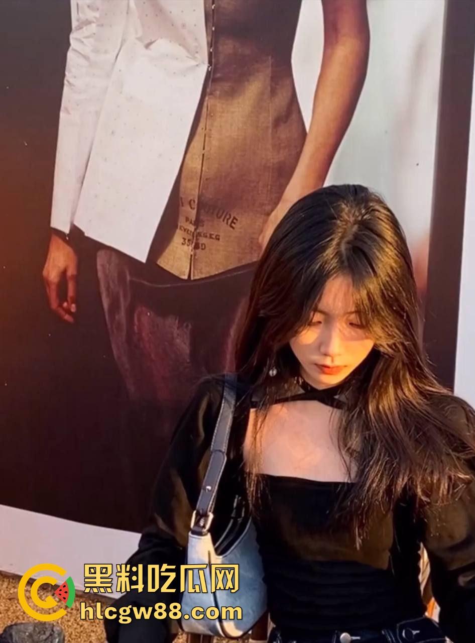 广东【范月】粉嫩骚穴自拍发网友，嘴上喊哥哥手上撸，打着打游戏名义线下开操蜜桃臀口活三连直接射！-4