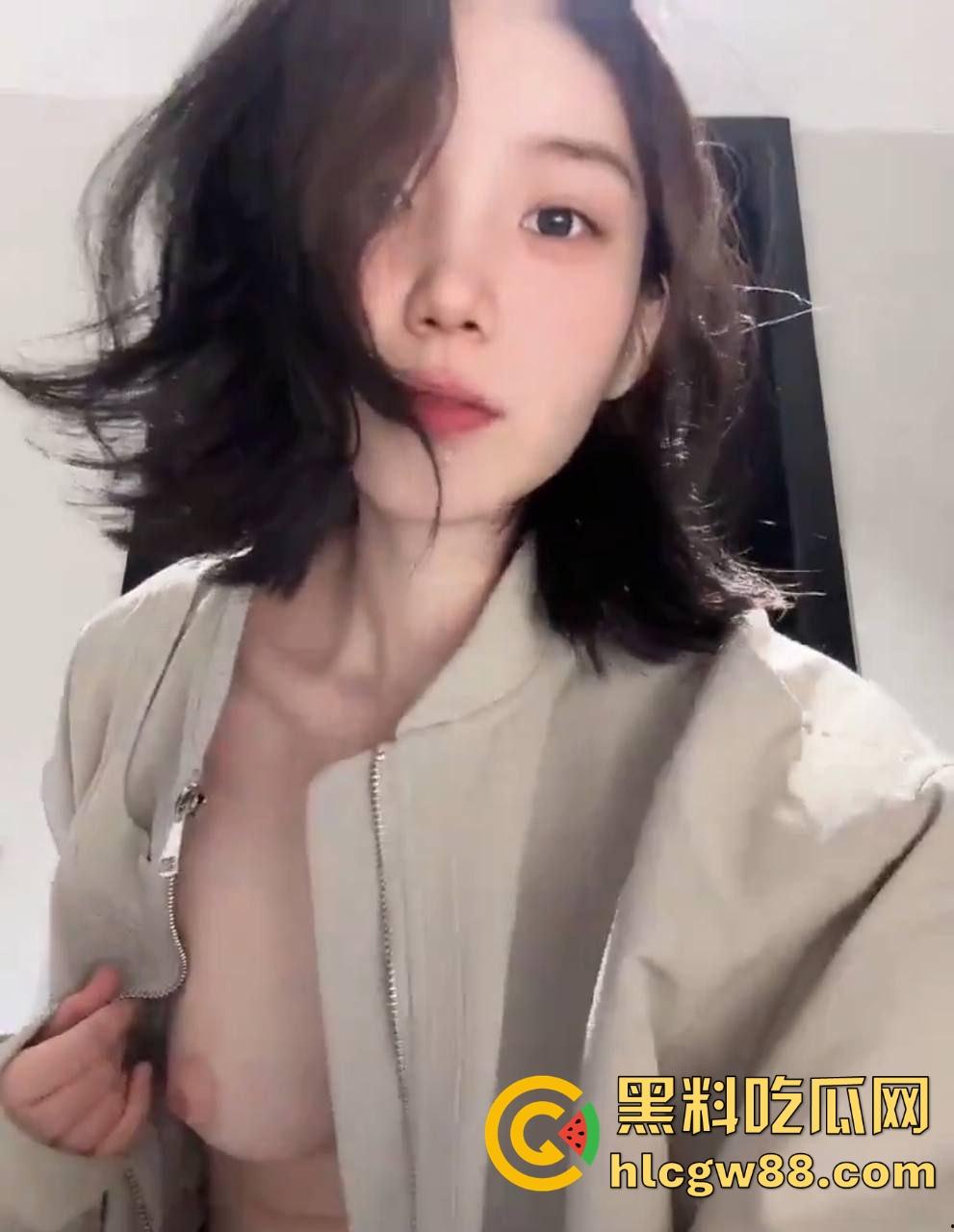 广东【范月】粉嫩骚穴自拍发网友，嘴上喊哥哥手上撸，打着打游戏名义线下开操蜜桃臀口活三连直接射！-9