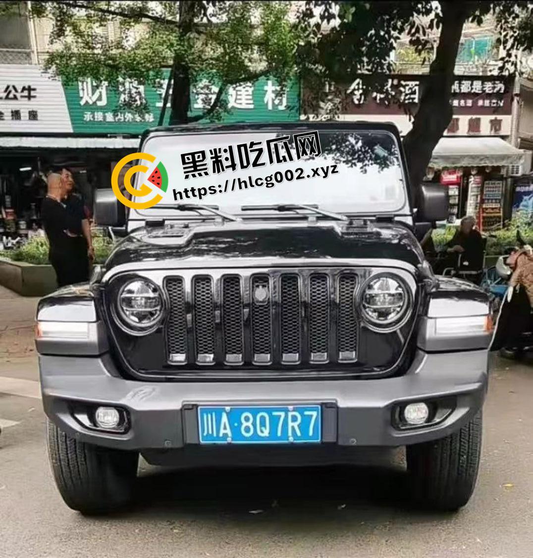 成都成化区吉普车被摸事件！小伙摸车一下被讹一万还被警察抓走 围观群众包围警察讨要说法 现场完整视频-4