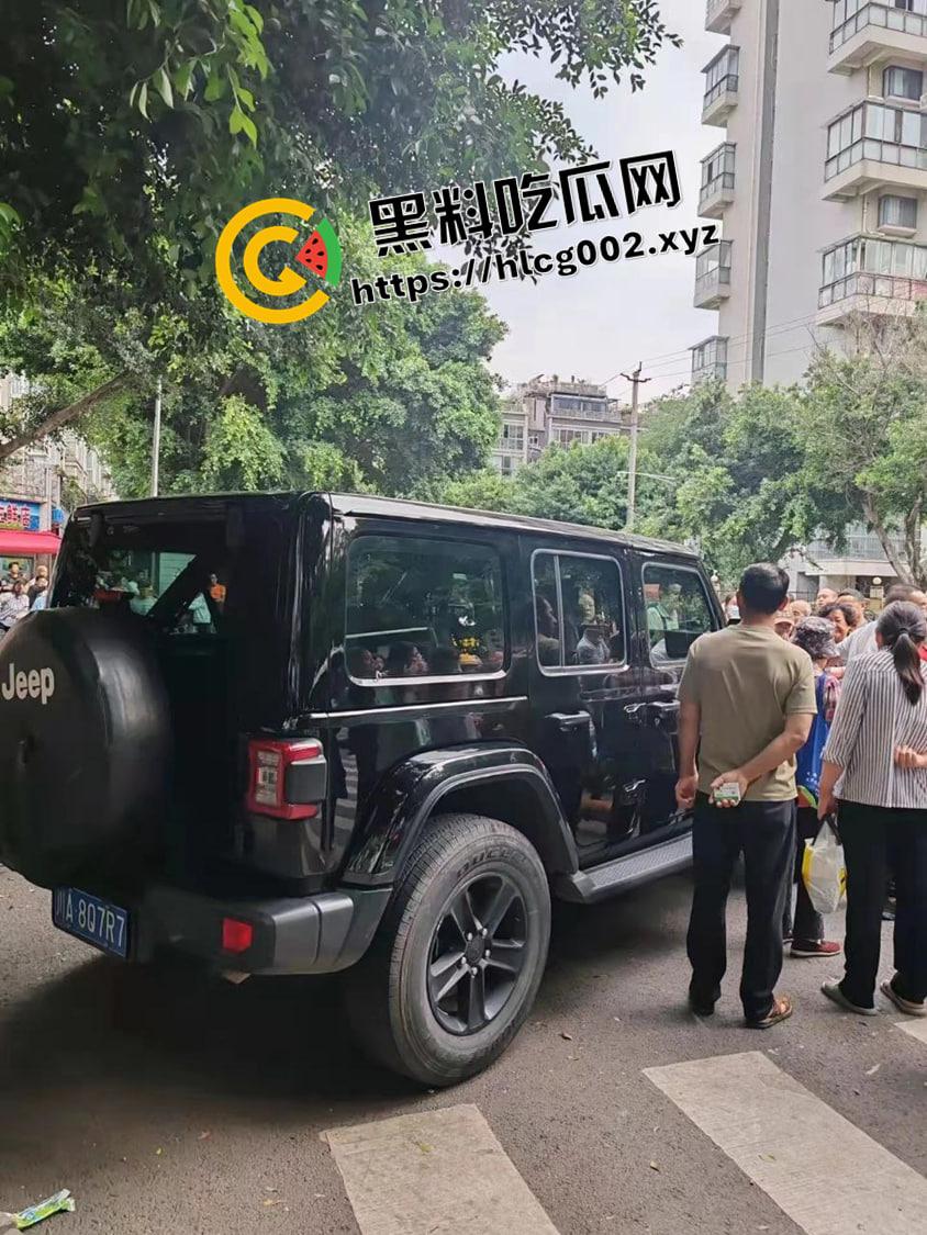 成都成化区吉普车被摸事件！小伙摸车一下被讹一万还被警察抓走 围观群众包围警察讨要说法 现场完整视频-5