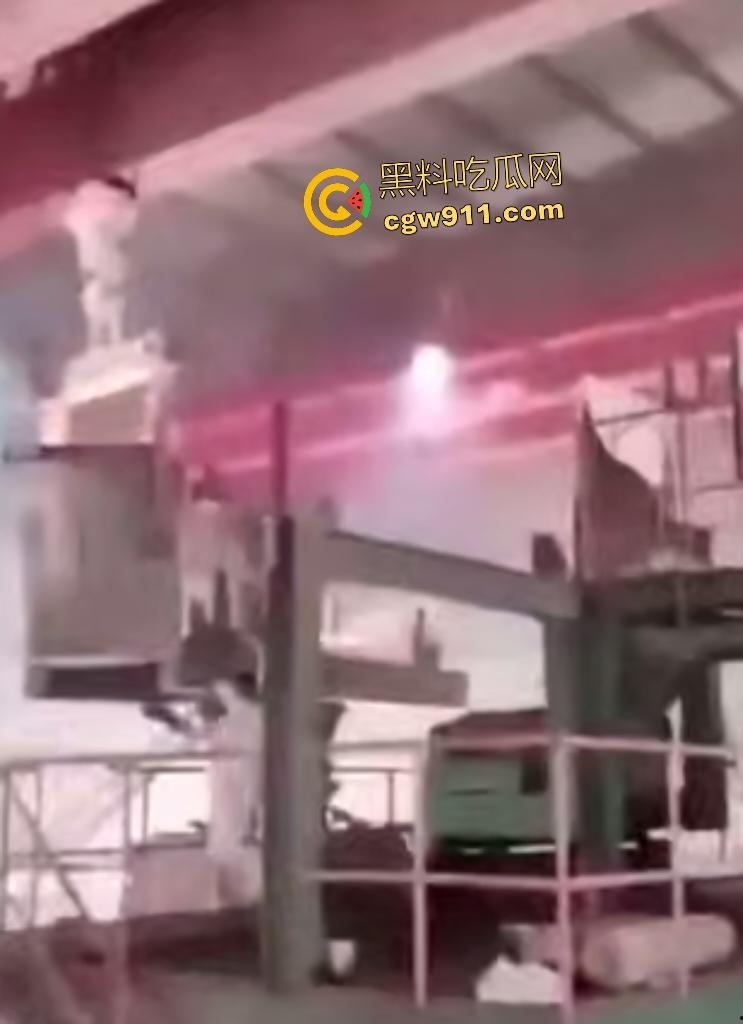 印尼钢厂几千度铁水不慎倾倒！二楼操作失误，数千度熔岩直接烫死工人，还能活下来就是祖坟积德！-1