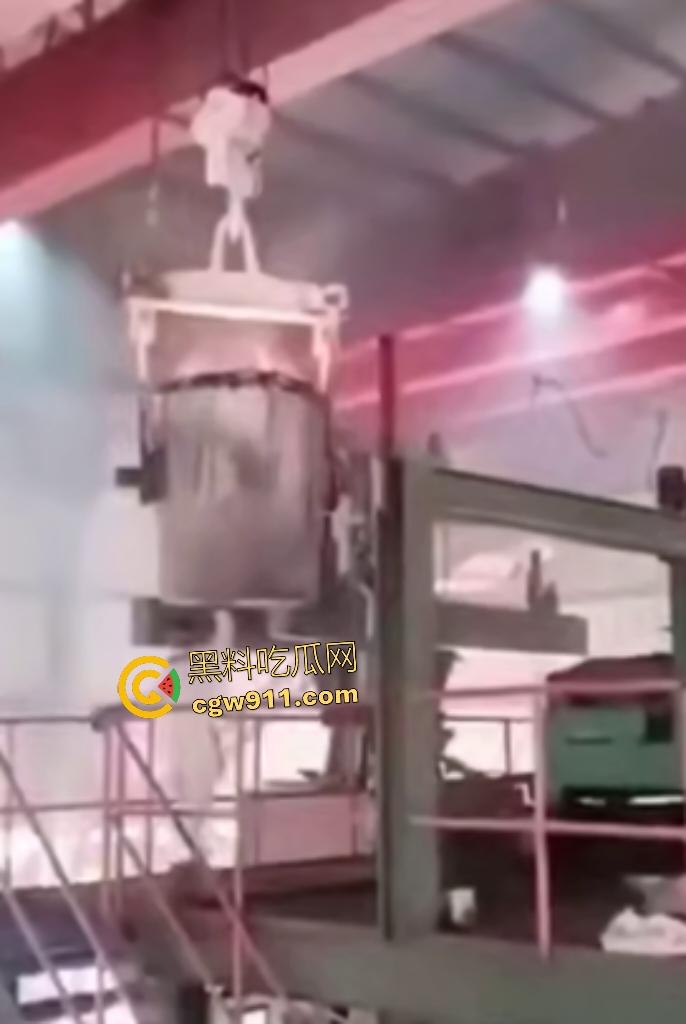 印尼钢厂几千度铁水不慎倾倒！二楼操作失误，数千度熔岩直接烫死工人，还能活下来就是祖坟积德！-2