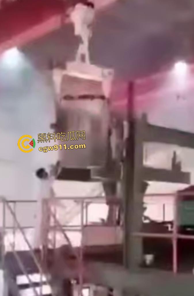 印尼钢厂几千度铁水不慎倾倒！二楼操作失误，数千度熔岩直接烫死工人，还能活下来就是祖坟积德！-3