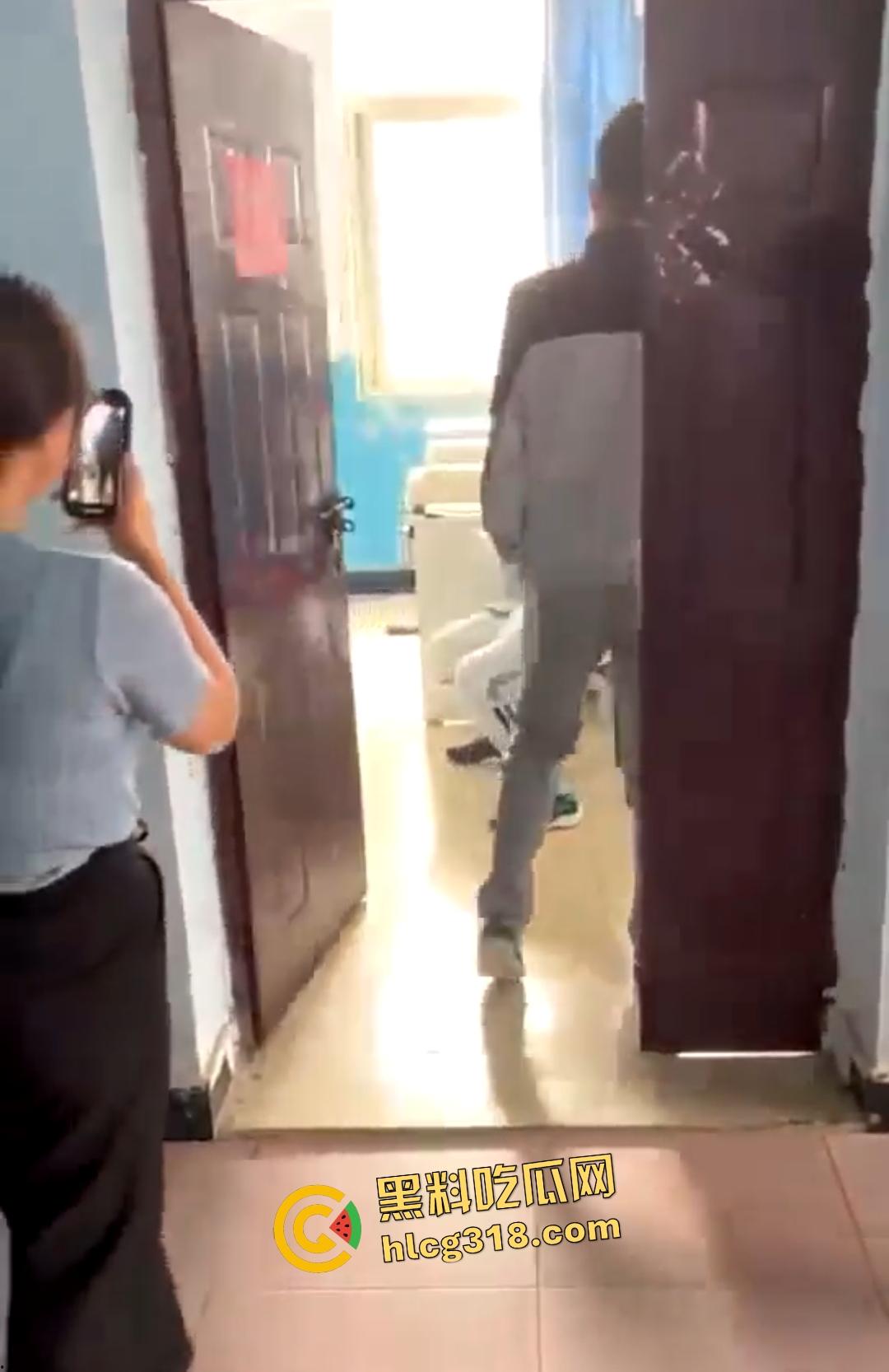 计算机维护小组办公室大学生偷情做爱被主任抓包，女的还想拍照留念坏事变好事！-6