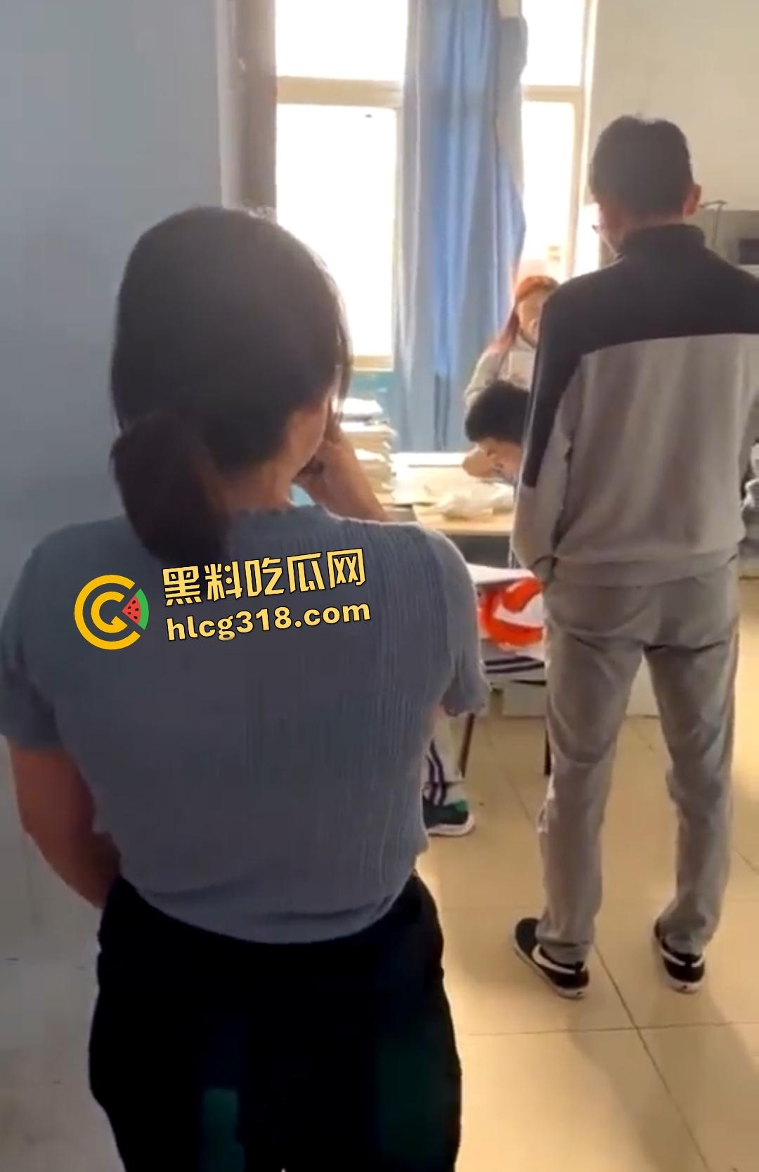 计算机维护小组办公室大学生偷情做爱被主任抓包，女的还想拍照留念坏事变好事！-8