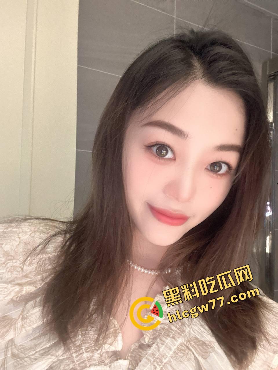 湖北二本院校女大学生【刘雪】表面乖乖女，私下白丝制服掰逼自拍，骚穴毛多唇歪，反差母狗本狗！-2