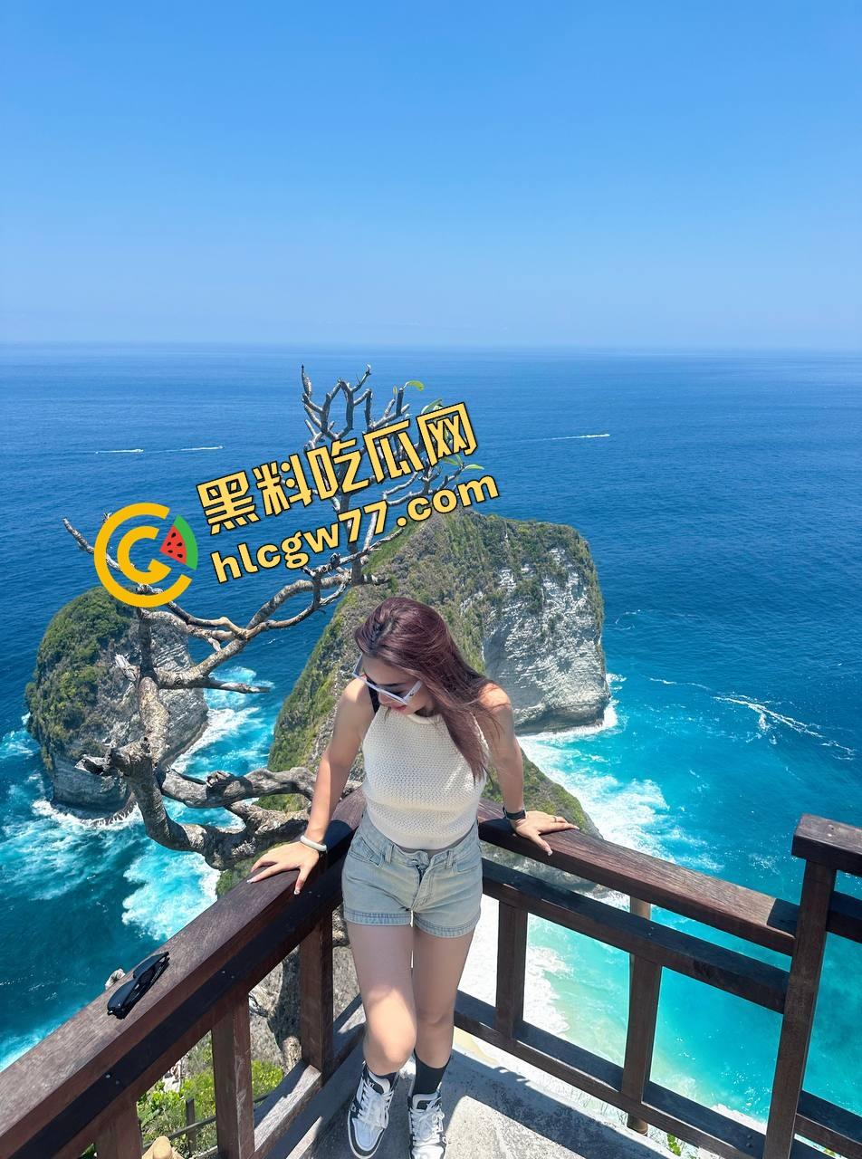 湖北二本院校女大学生【刘雪】表面乖乖女，私下白丝制服掰逼自拍，骚穴毛多唇歪，反差母狗本狗！-7