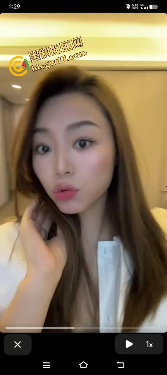 湖北二本院校女大学生【刘雪】表面乖乖女，私下白丝制服掰逼自拍，骚穴毛多唇歪，反差母狗本狗！-9