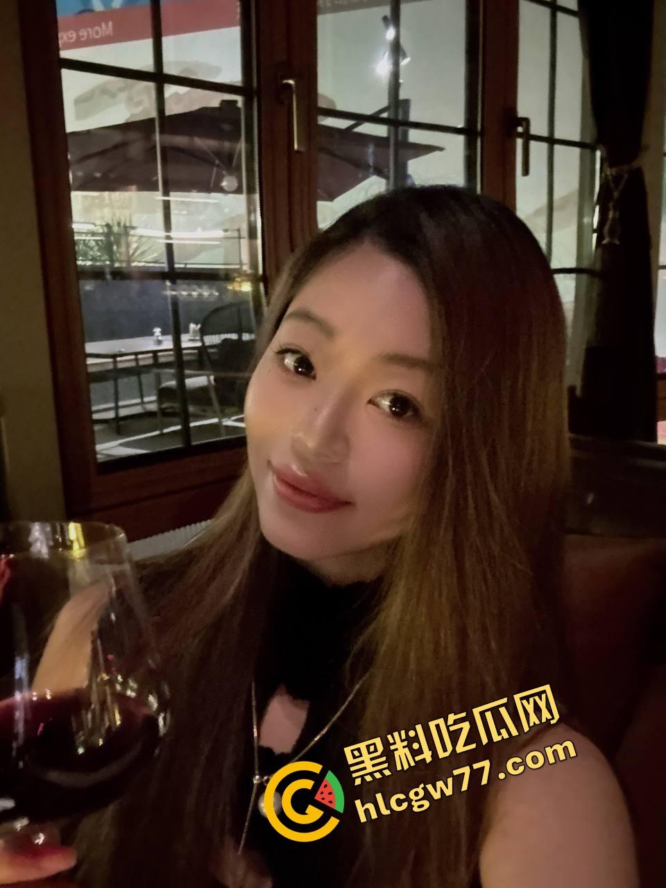 湖北二本院校女大学生【刘雪】表面乖乖女，私下白丝制服掰逼自拍，骚穴毛多唇歪，反差母狗本狗！-10