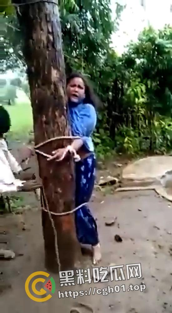 印度女人爱上穆斯林 被村里屌丝挂到树上抽成陀螺 哭得再惨也没用-3