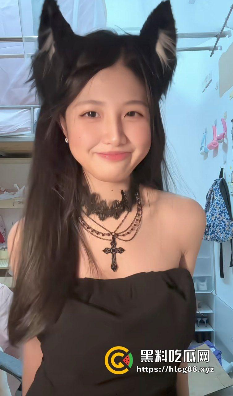 金爸专属定制的高级烟灰缸到货啦！反差性奴母狗在线吃烟灰，不仅是烟灰缸还是被肛塞脚垫！-2