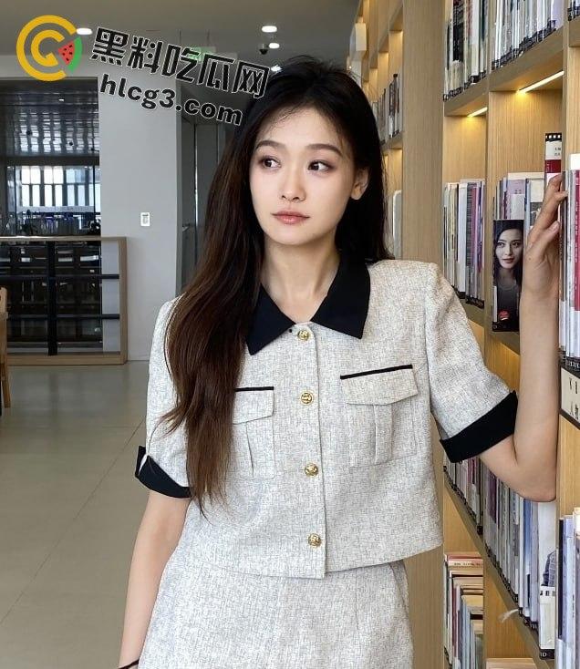 乐山师范学院反差美女学生『冯雨微』喜欢被男友骑在身上操！床上尽显“小母狗”本色！-3