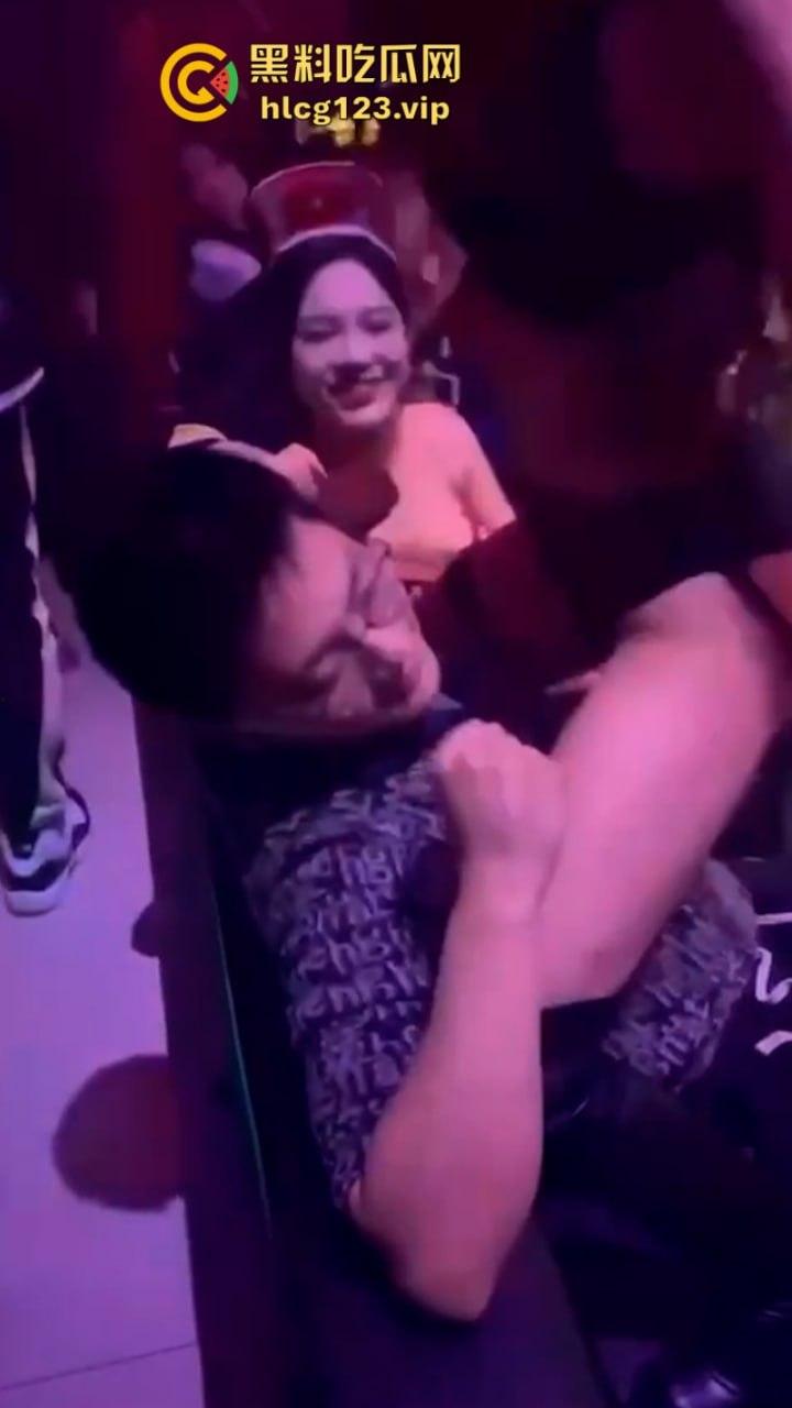 现在的夜店吃得这么好吗？妹子身材火辣还酒量大 你想不想带走她？-15