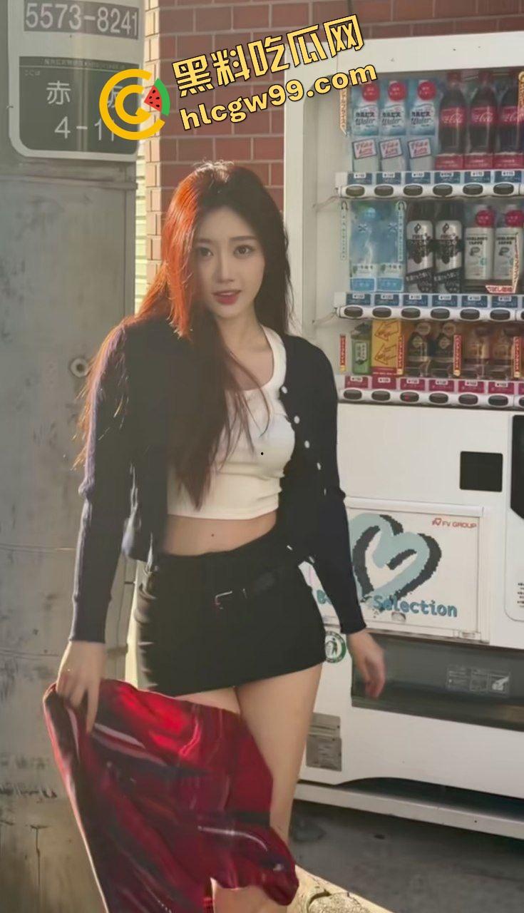 土豪哥在线网调四川骚鸡【周熙敏】听指挥全裸像狗一样爬行，露出美奶扇耳光调教！独家曝光流出！-2