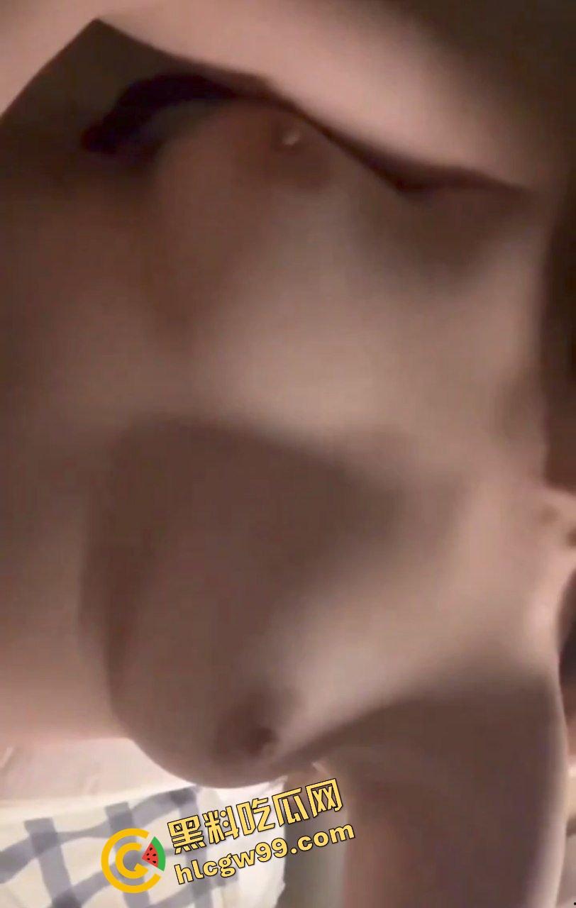 土豪哥在线网调四川骚鸡【周熙敏】听指挥全裸像狗一样爬行，露出美奶扇耳光调教！独家曝光流出！-6