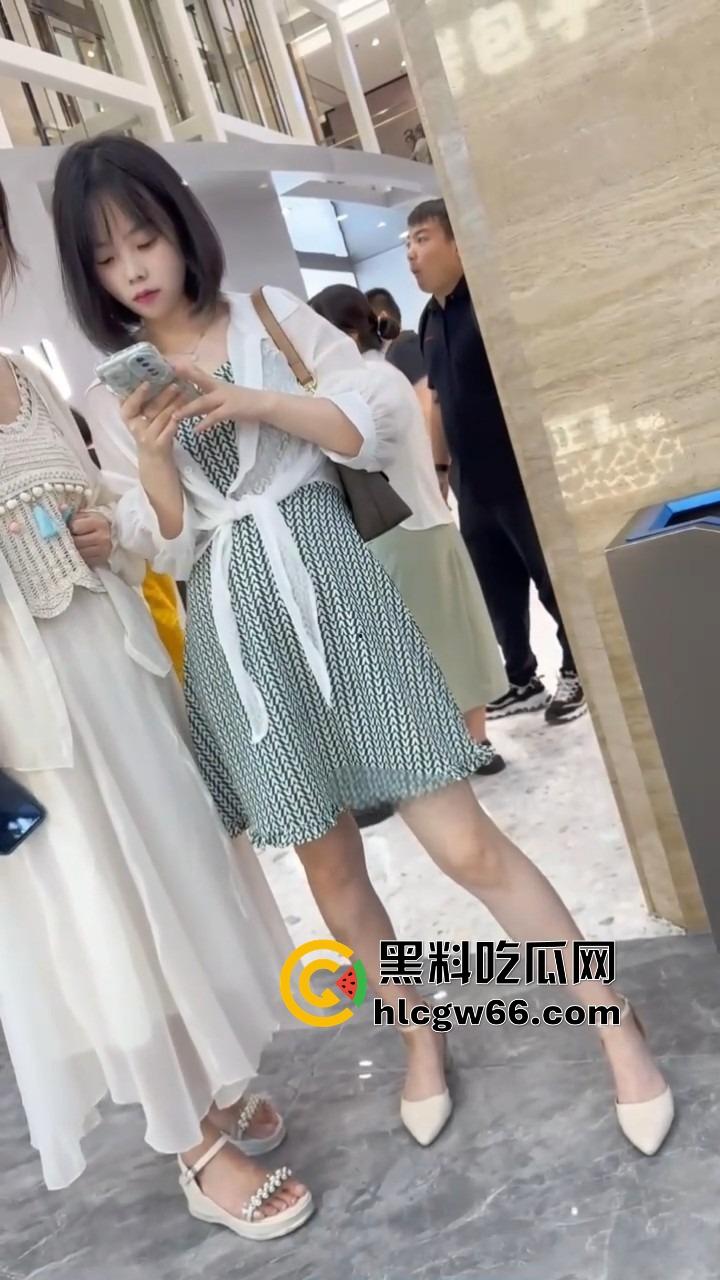 KFC抄底王炸 酷似王菲的学生妹角落激情舌吻 短裙扭得骚气 偷拍大神狂拍底裤逼毛都快溢出来了！-1