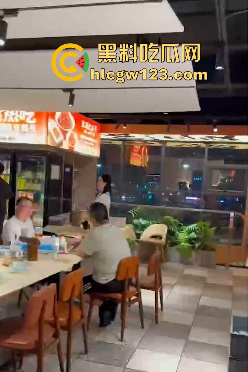 深圳五溪红小子餐厅惊爆大瓜！一对男女吃饭途中按捺不住去厕所激情啪啪 女方身材火辣 聊天记录曝光！-9
