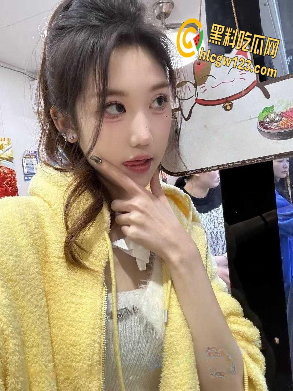 高颜留学生与大屌洋男友激情做爱，肥美多汁的白虎粉鲍，紧紧包裹大屌被操得淫叫连连！-2