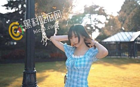 在街上偶遇的清纯小女生是我喜欢的款 撞着胆子要了微信 聊熟后发全裸自拍勾引我-2