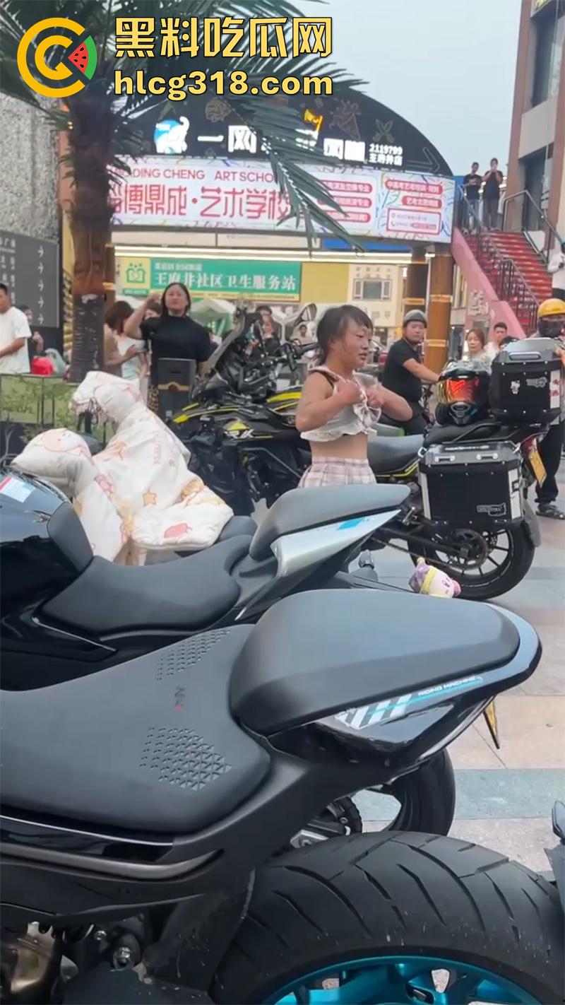 山东淄博疯批小土豆，往车主排气管塞酸辣粉，穿透明蕾丝内裤撒泼发疯，小穴都露出来了！-2