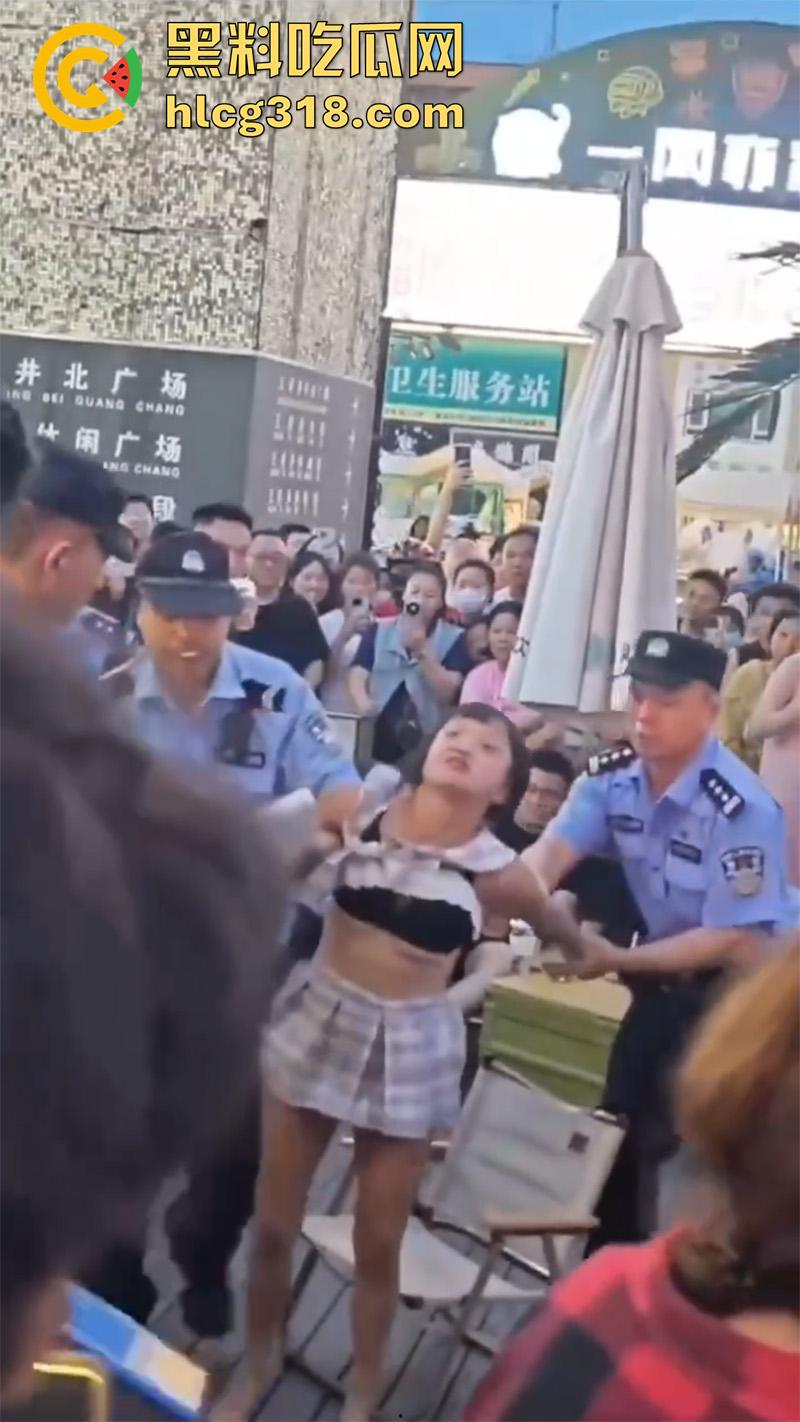 山东淄博疯批小土豆，往车主排气管塞酸辣粉，穿透明蕾丝内裤撒泼发疯，小穴都露出来了！-9