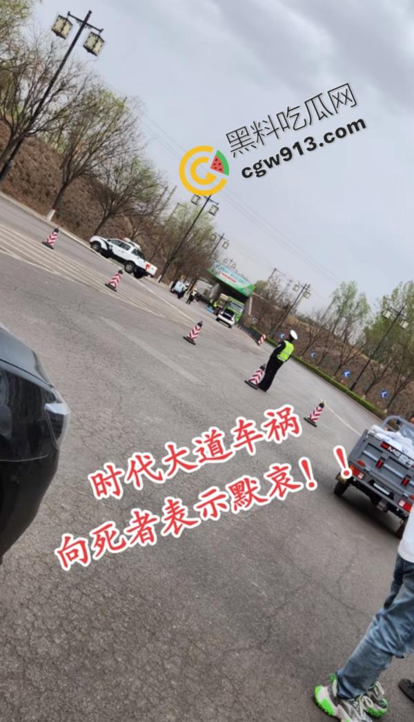 山西孝义发生惨烈车祸：老人骑电动车载孙子与垃圾车相撞，一死一伤震撼全场，现场怵目惊心，小编也被吓得腿软-5