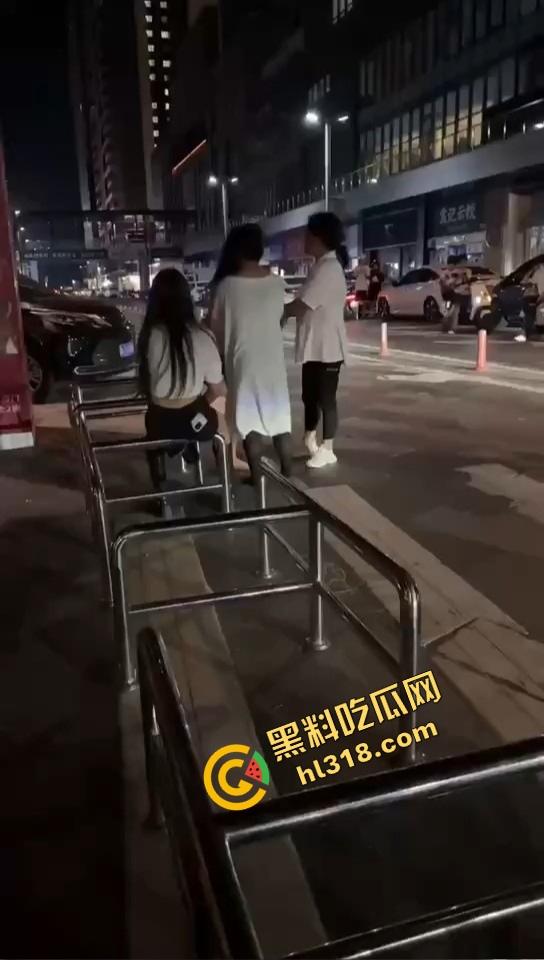 汕头精神小妹当街和妈撕逼，朋友拱火嗨到爆，这种女儿留家干嘛？直接送窑子体验社会！-1