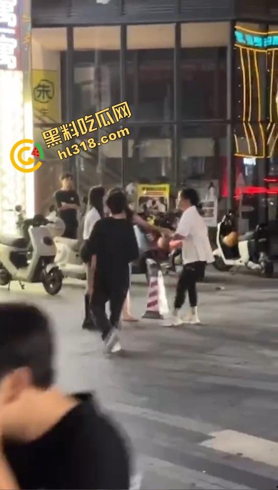 汕头精神小妹当街和妈撕逼，朋友拱火嗨到爆，这种女儿留家干嘛？直接送窑子体验社会！-4