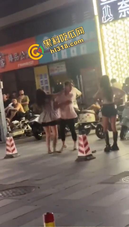 汕头精神小妹当街和妈撕逼，朋友拱火嗨到爆，这种女儿留家干嘛？直接送窑子体验社会！-6