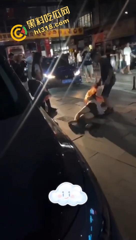 汕头精神小妹当街和妈撕逼，朋友拱火嗨到爆，这种女儿留家干嘛？直接送窑子体验社会！-10