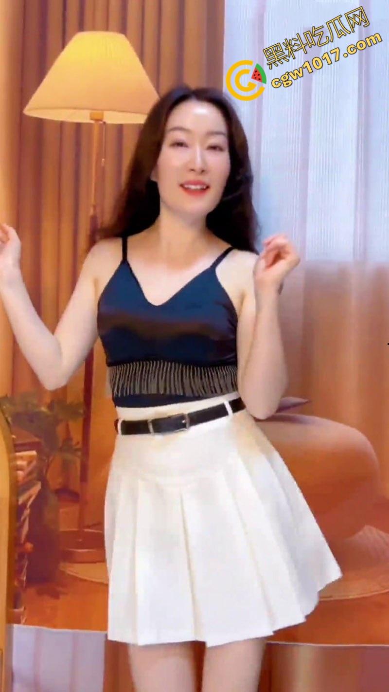 抖音熟女网红【奶思鸭】撩人心魄：冷艳少妇化身浪荡尤物，肥臀高翘松紧湿透，纤指抠穴淫水乱颤，爽到灵魂出窍！-3