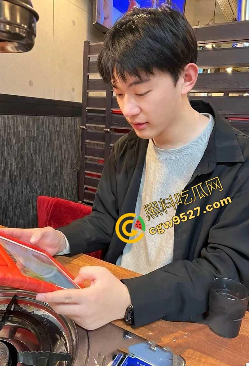 北京人民大学大瓜！男神金开来竟是同性恋？炮房3P竟如此劲爆，内容让人直呼恶心！-1