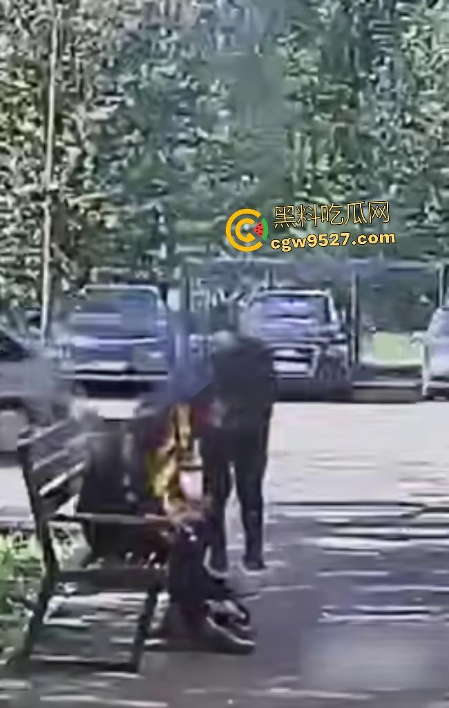 鞑靼斯坦醉汉香烟引火自焚！坐在长椅上烈焰布满全身，路人用毯子扑火救命仍烧伤80%！-4