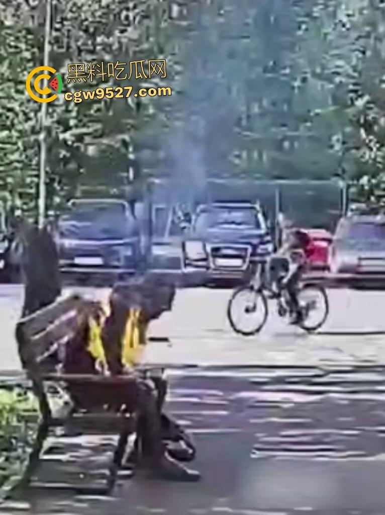 鞑靼斯坦醉汉香烟引火自焚！坐在长椅上烈焰布满全身，路人用毯子扑火救命仍烧伤80%！-5