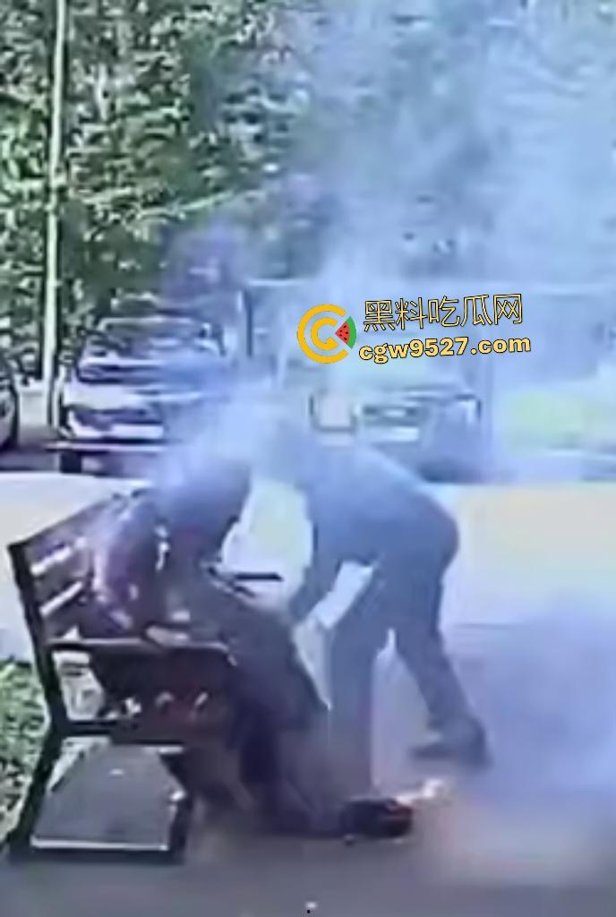 鞑靼斯坦醉汉香烟引火自焚！坐在长椅上烈焰布满全身，路人用毯子扑火救命仍烧伤80%！-7