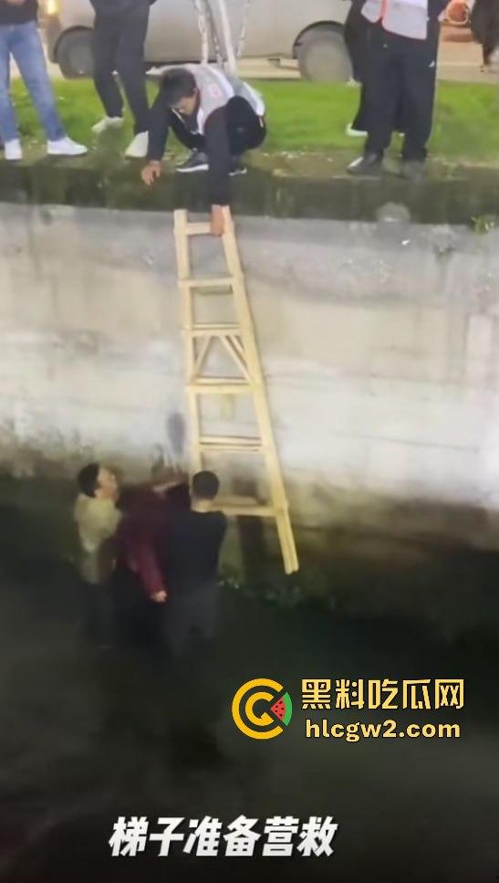 女子醉酒跳入水沟，一群小伙子拼尽全力才把她捞起，小姐姐该减肥了，不然救都救不动！-3