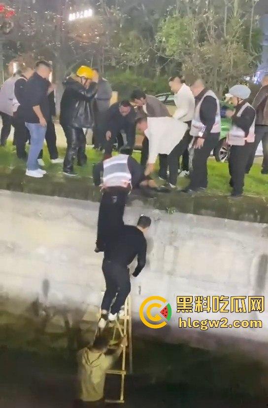 女子醉酒跳入水沟，一群小伙子拼尽全力才把她捞起，小姐姐该减肥了，不然救都救不动！-9