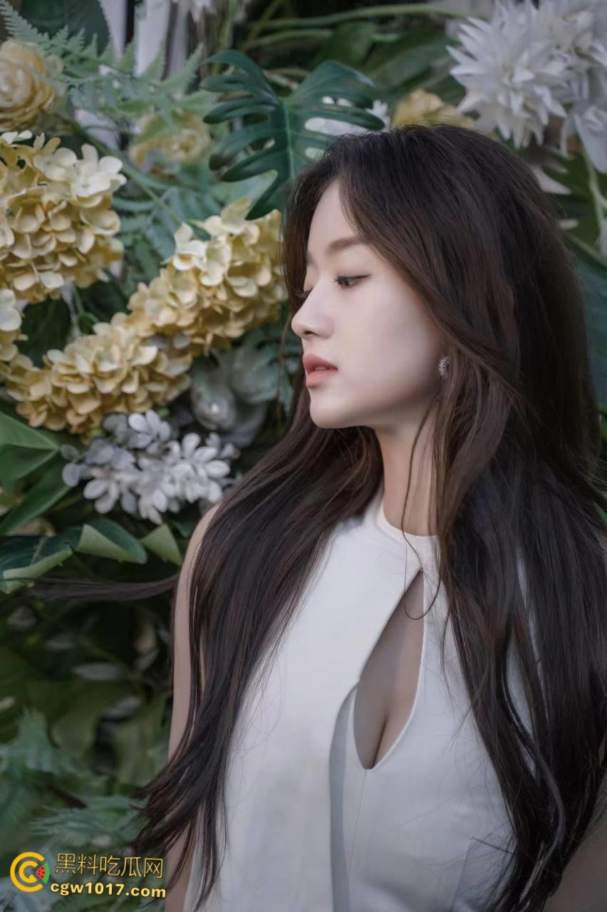 清纯学生妹【李紫涵】，被男友调教自拍泄露，被狗链绑住滴蜡调教，跪在地上口爆榨精，可甜可骚真乃极品！-2