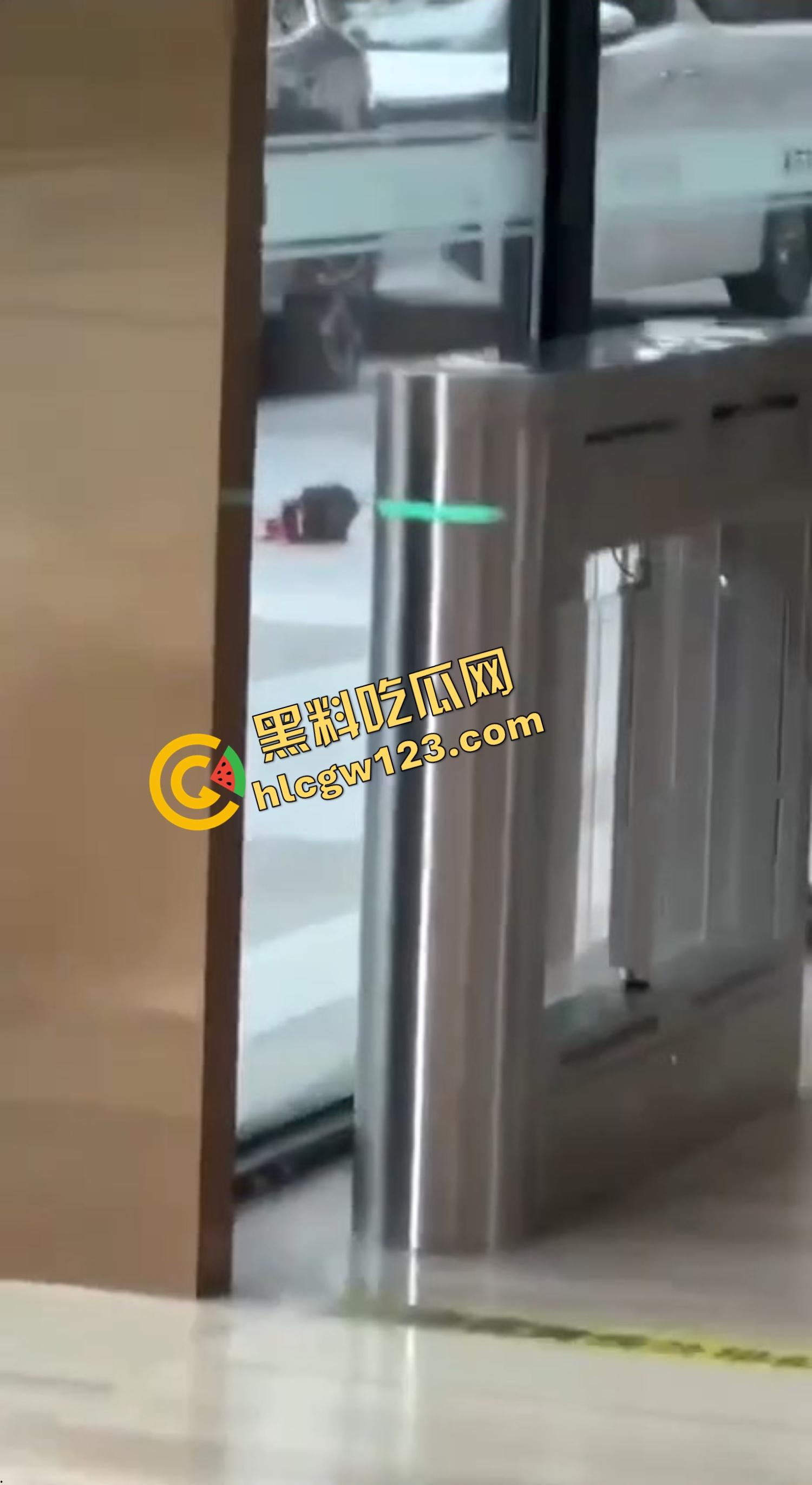 深圳龙华新龙大厦讨薪不成血腥砍头摔楼下，老赖换老板被狠人极限11送上西天，脑袋滚地血溅三尺！-8