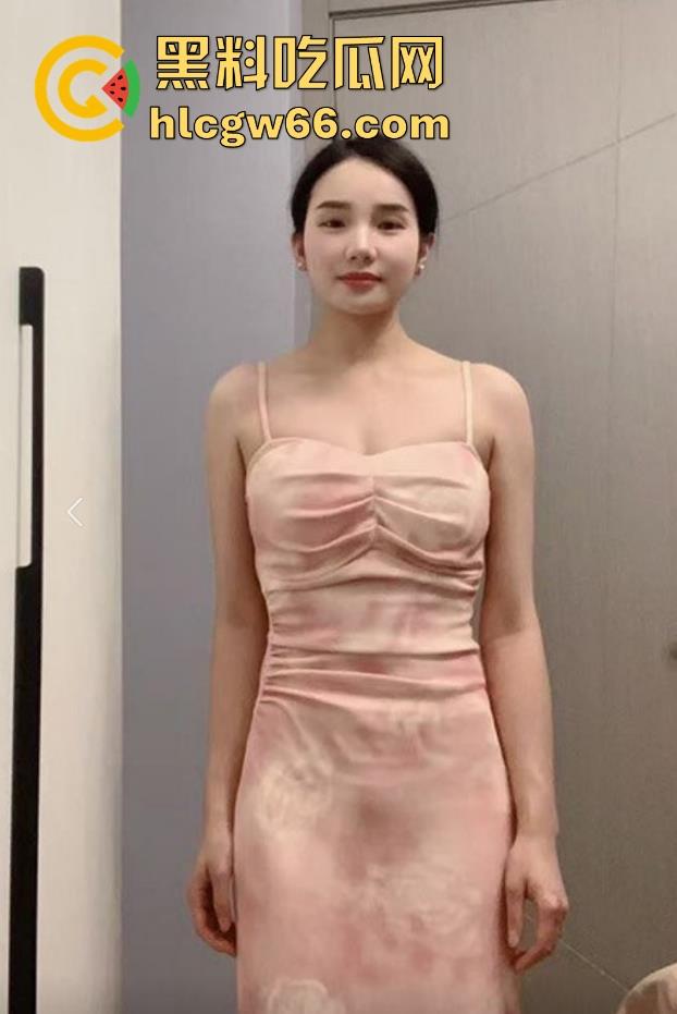 海角乱伦之大胸妹妹会喷奶 在客厅忍不住拔下妹妹衣服强行做爱 哺乳期的妹妹奶水香甜无比-1