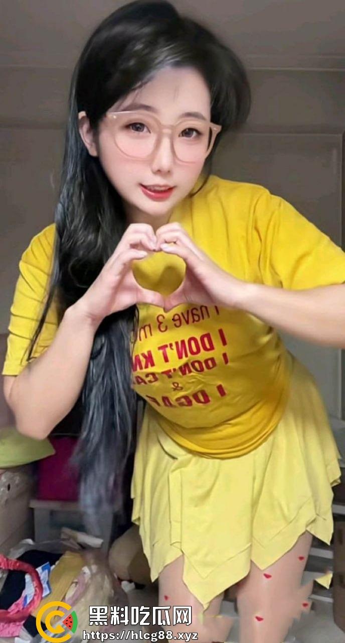 抖音巨乳网红【夸夸修熊】大尺度视频流出 性感母狗卖弄肉体 淫骚蜜穴清晰可见!-4