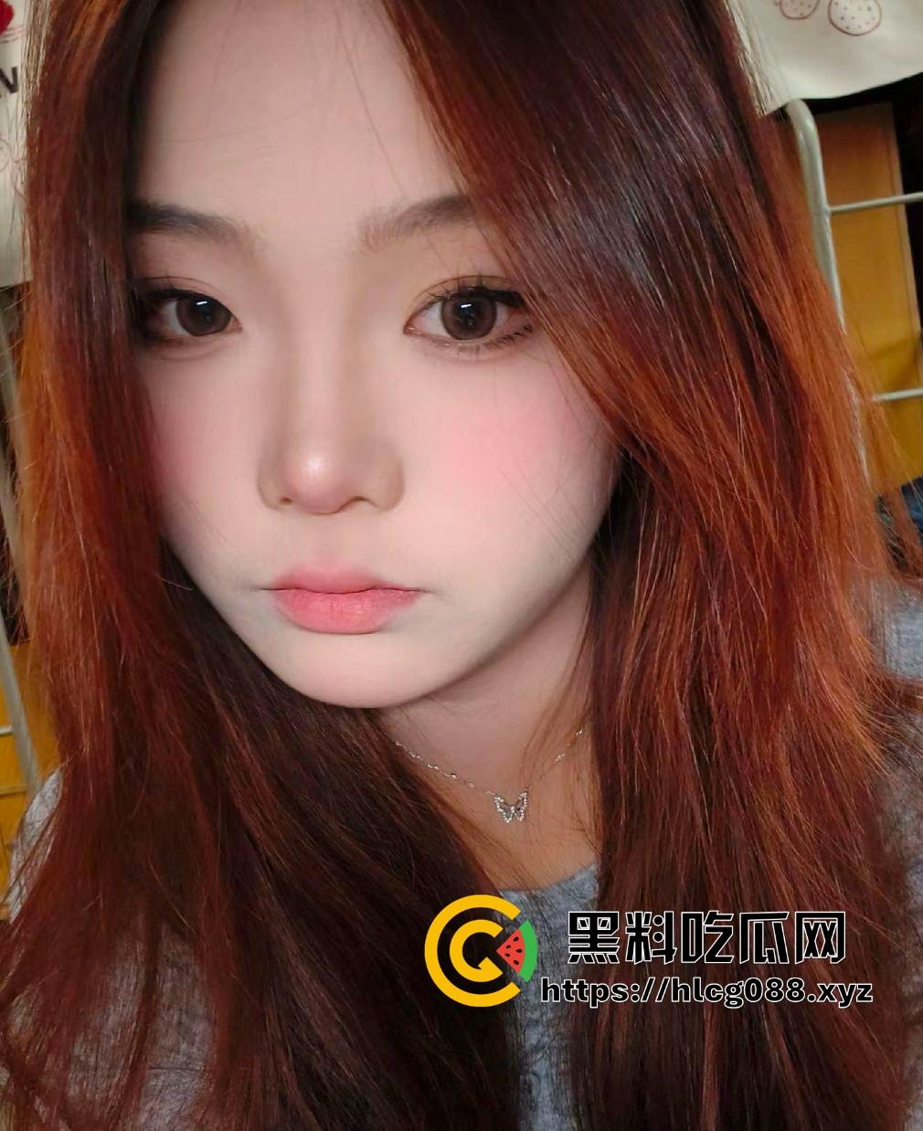 贵州赖茅厂20岁厂妹【齐雨鸠】白天酿酒晚上被主管爸爸狗链子遛，骚得洋气还上啥破班，直接当外围爽翻天得了！-1