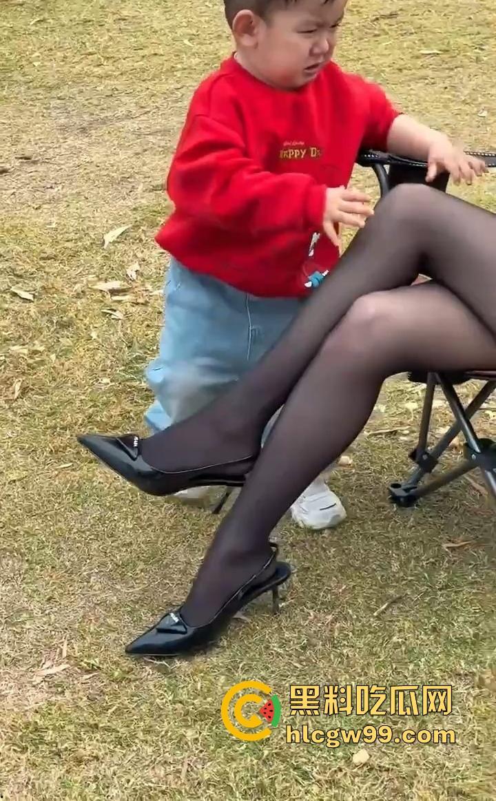 谁的小姨这么懂事？丝袜当滑滑梯，这童年简直是男人的梦想，这待遇让人直接柠檬精上身酸到不行！-16