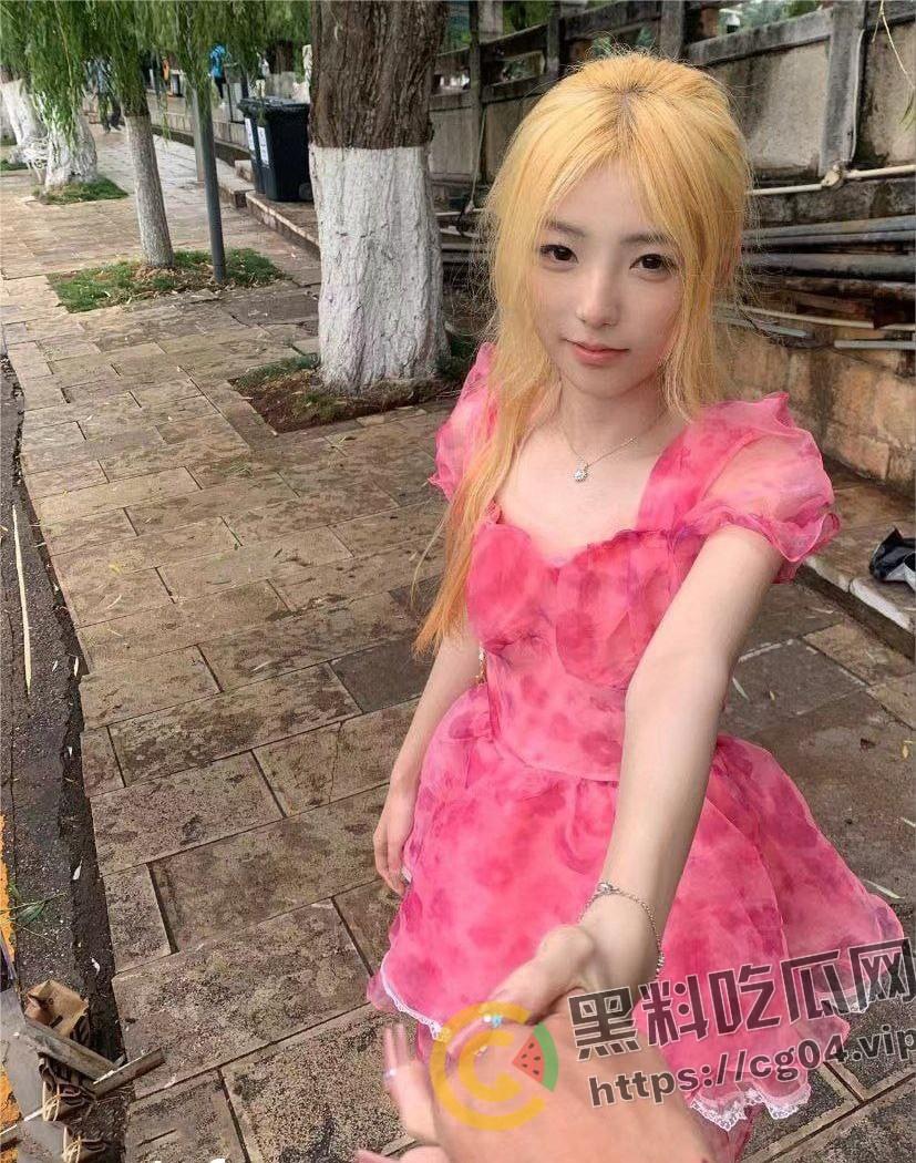 癞蛤蟆终于吃到了天鹅肉！蛰伏多年的猥琐男终于追到了女神 直接给干哭 还把女神给曝光了出来炫耀 多图警告-1