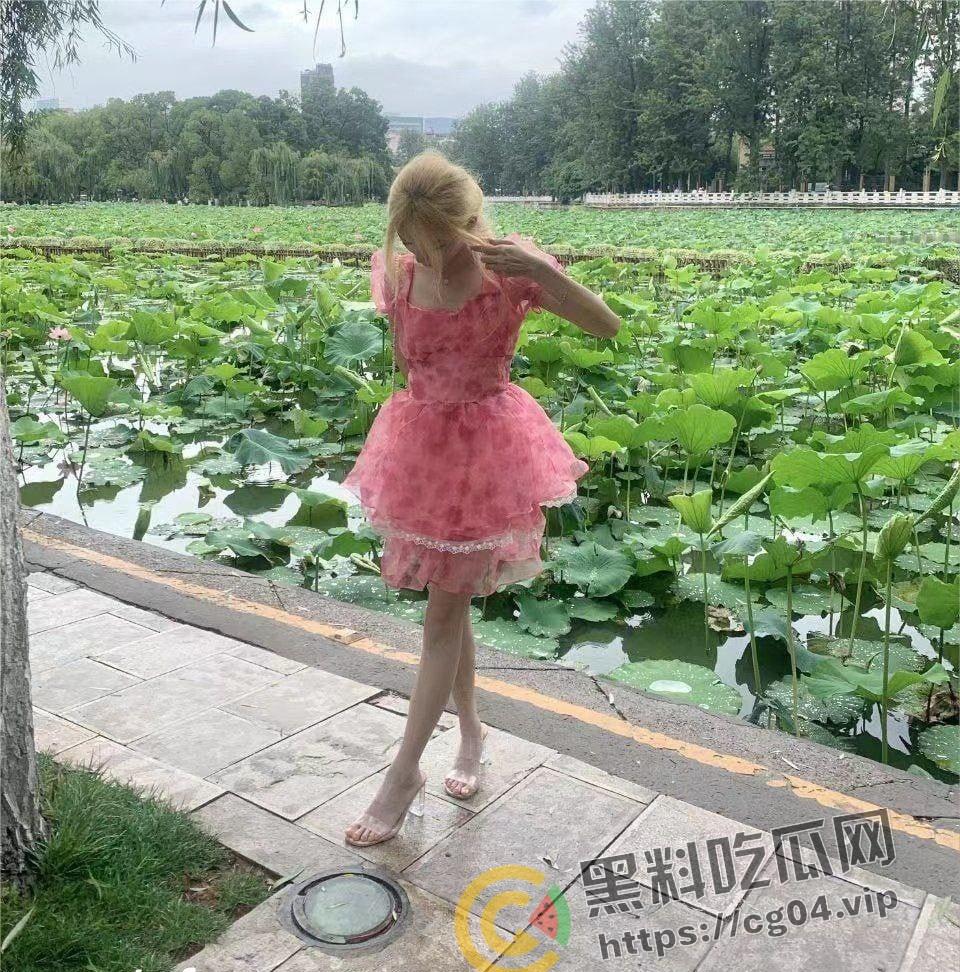 癞蛤蟆终于吃到了天鹅肉！蛰伏多年的猥琐男终于追到了女神 直接给干哭 还把女神给曝光了出来炫耀 多图警告-2