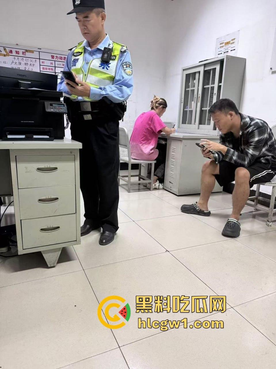 广州燕塘站猥琐佬地铁上演痴汉戏码,吓坏女生,最后被带去喝茶!-1